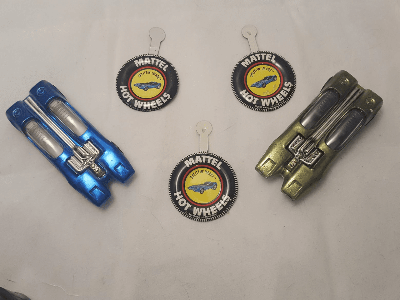 Vintage Hot Wheels · 4 Original Mattel Collector Buttons + 4 Track Clamps